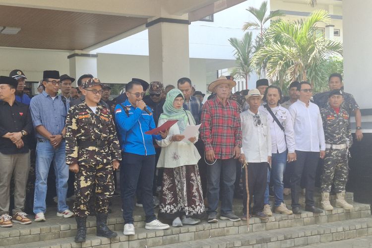 Massa Demo di DPRD Malang Usai Anggota Dewan Diduga Dipukul Warga