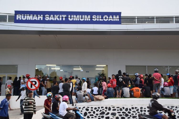 Ratusan keluarga pasien mengamuk di depan Rumah Sakit Siloam Buton yang berada di Kota Baubau, Sulawesi Tenggara, Rabu (5/7/2017) sore. Ratusan keluarga pasien menuding rumah sakit Siloam menelantarkan anggota keluarganya, Epi (32), yang menjadi korban kecelakaan tunggal di Jln Hasanuddin kota Baubau, Selasa (4/7/2017) malam hari.