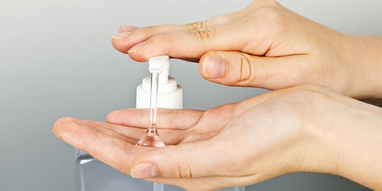 ilustrasi cuci tangan dengan hand sanitizer