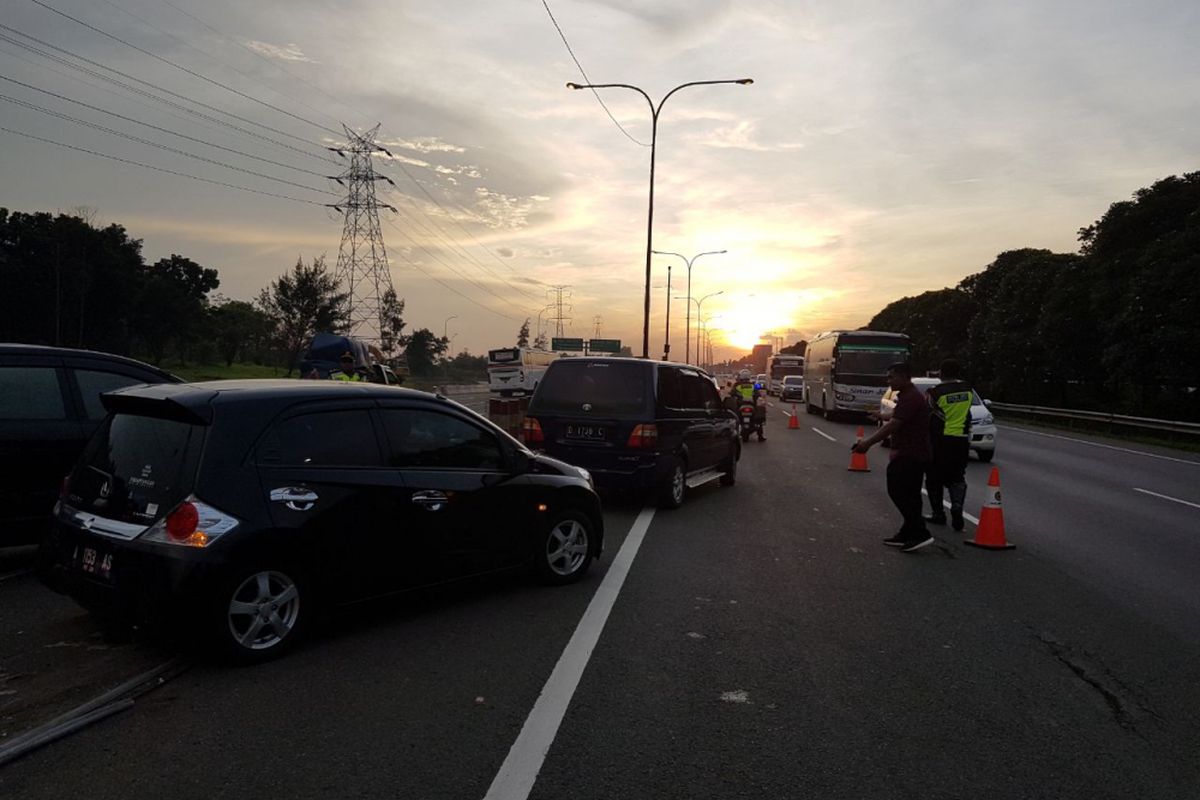 Contraflow di Tol Jakarta-Cikampek dari Km 50 sampai dengan Km 35+600 arah Jakarta, Minggu (1/4/2018).