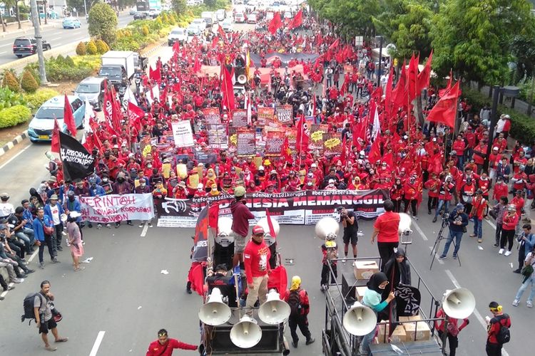Massa dari kelompok Kasbi menggelar aksi di jalan MH Thamrin, Jakarta Pusat, Senin (28/10/2019).
