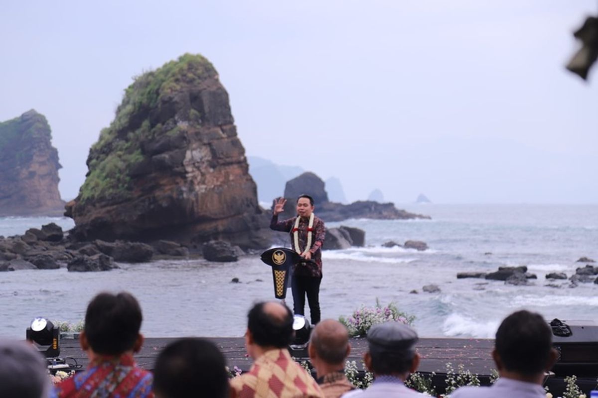 Bupati Jember Muhammad Fawait meresmikan penetapan sistem pintu masuk kawasan wisata Pantai Papuma dan Pantai Watu Ulo, Jember, Jawa Timur.