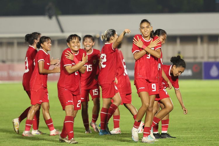 Timnas putri Indonesia saat melawan Singapura dalam uji coba internasional di Stadion Madya pada Selasa (28/5/2024).