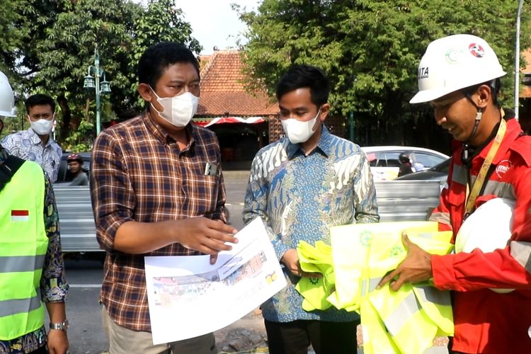 Wali Kota Solo Gibran Rakabuming Raka melakukan peninjauan di Kawasan Koridor Gatsu Ngarsopuro, Solo, Rabu (24/8/2022)