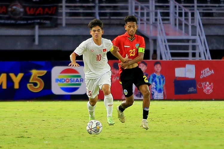 Pemain Timnas Vietnam Khuat Van Khang dijaga ketat pemain Timor Leste saat pertandingan Kualifikasi Piala Asia U20 2023 yang berakhir dengen skor 0-4 di Stadion Gelora Bung Tomo Surabaya, Jumat (16/9/2022) malam.
