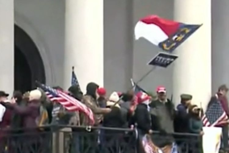Bendera merah putih yang dibawa pedemo di Gedung Capitol, Washington DC, Amerika Serikat pada Kamis (7/1/2021), bukan milik Indonesia melainkan bendera negara bagian North Carolina.