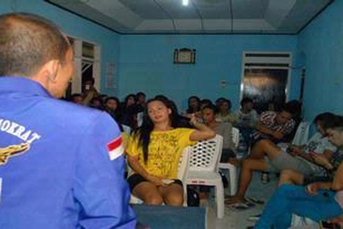 Ratusan waria di Kabupaten Bulukumba, Sulawesi Selatan Jumat (24/02/2012) malam meminta pengakuan jati diri ke Partai Demokrat. 