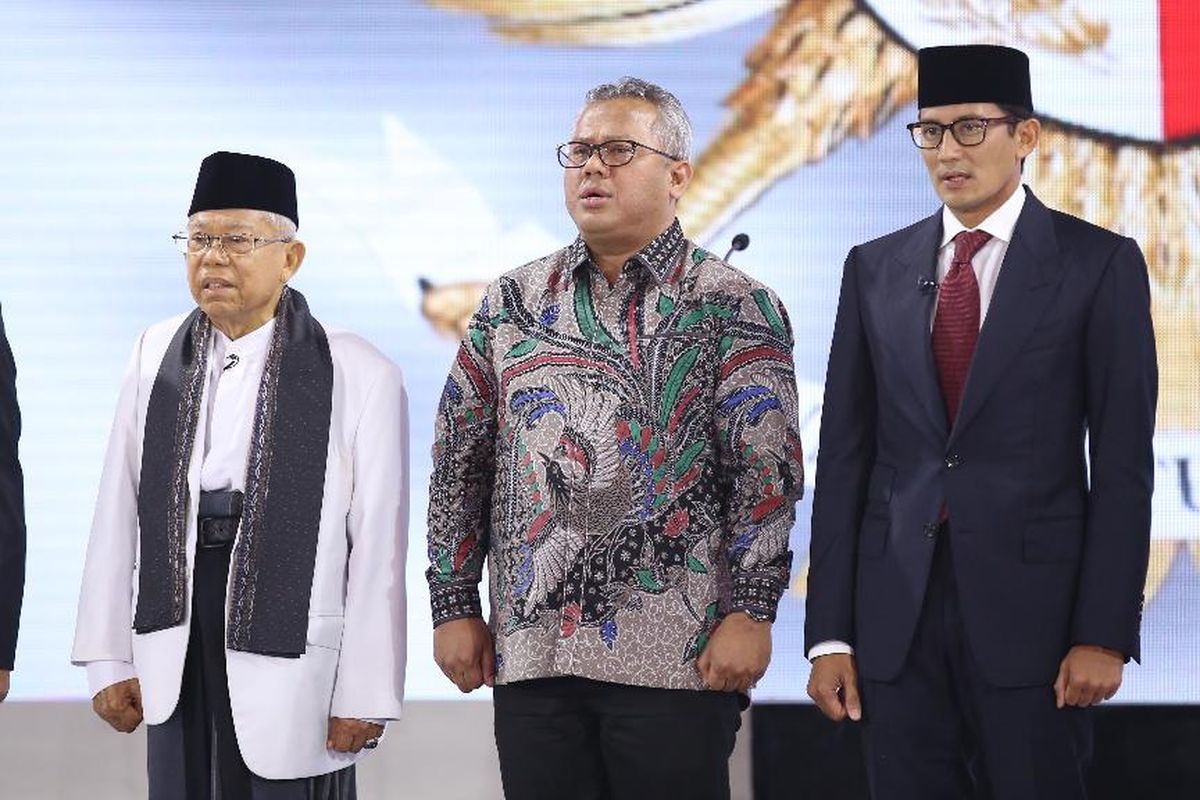 Calon wakil presiden nomor urut 01 Maruf Amin (dua kiri), Ketua KPU Arief Budiman (tengah), dan calon wakil presiden nomor urut 02 Sandiaga Uno (dua kanan) menyanyikan lagu Indonesia Raya pada pembukaan debat ketiga Pilpres 2019 di Hotel Sultan, Jakarta, Minggu (17/3/2019) malam. Peserta debat ketiga kali ini adalah cawapres masing-masing paslon dengan tema yang diangkat adalah pendidikan, kesehatan, ketenagakerjaan, sosial, dan budaya.