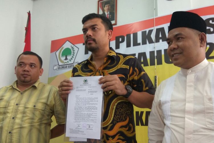 Wakil Sekretaris Jenderal Partai Golkar, Maman Abdurrahman menunjukkan surat keputusan penetapan pasangan calon kepala daerah dan wakil kepala daerah Provinsi Kalimantan Barat (7/10/2017)