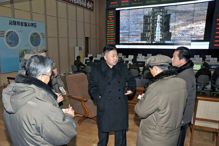 Foto ini dirilis oleh Kantor Berita Korea Utara (KCNA) Korea Utara pada 15 Desember 2012 menunjukkan pemimpin Korea Utara Kim Jong Un mengunjungi Sohae Space Center. (AFP)