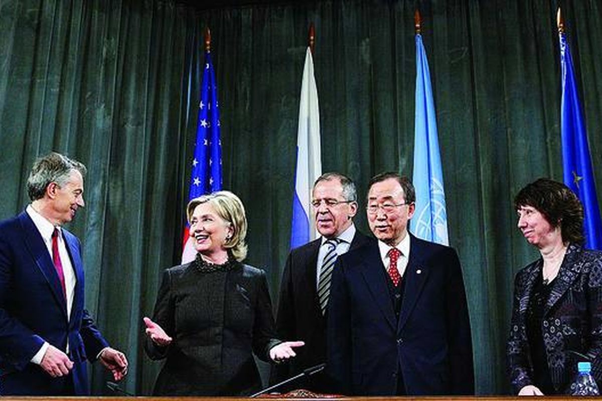 Dari kiri, mantan PM Inggris Tony Blair, Menlu AS Hillary Rodham Clinton, Menlu Rusia Sergey Lavrov, Sekjen PBB Ban Ki-moon, dan Ketua Komisi Kebijakan Luar Negeri Uni Eropa Catherine Ashton berbincang-bincang setelah jumpa pers di Moskwa, Rusia, Jumat (19/3).