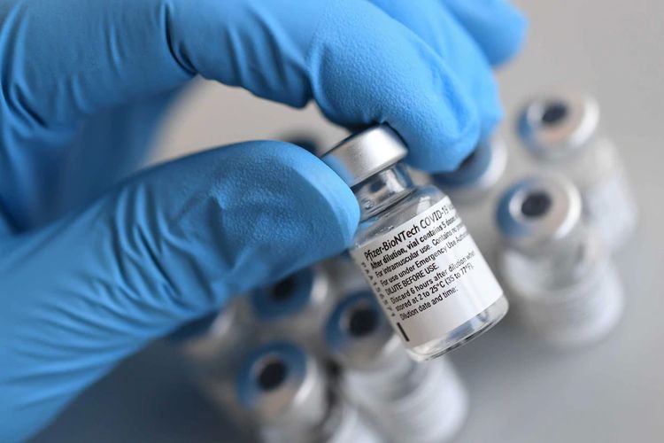 Australia akan menerima lebih banyak  dosis vaksin Pfizer.(Reuters: Andreas Gebert)