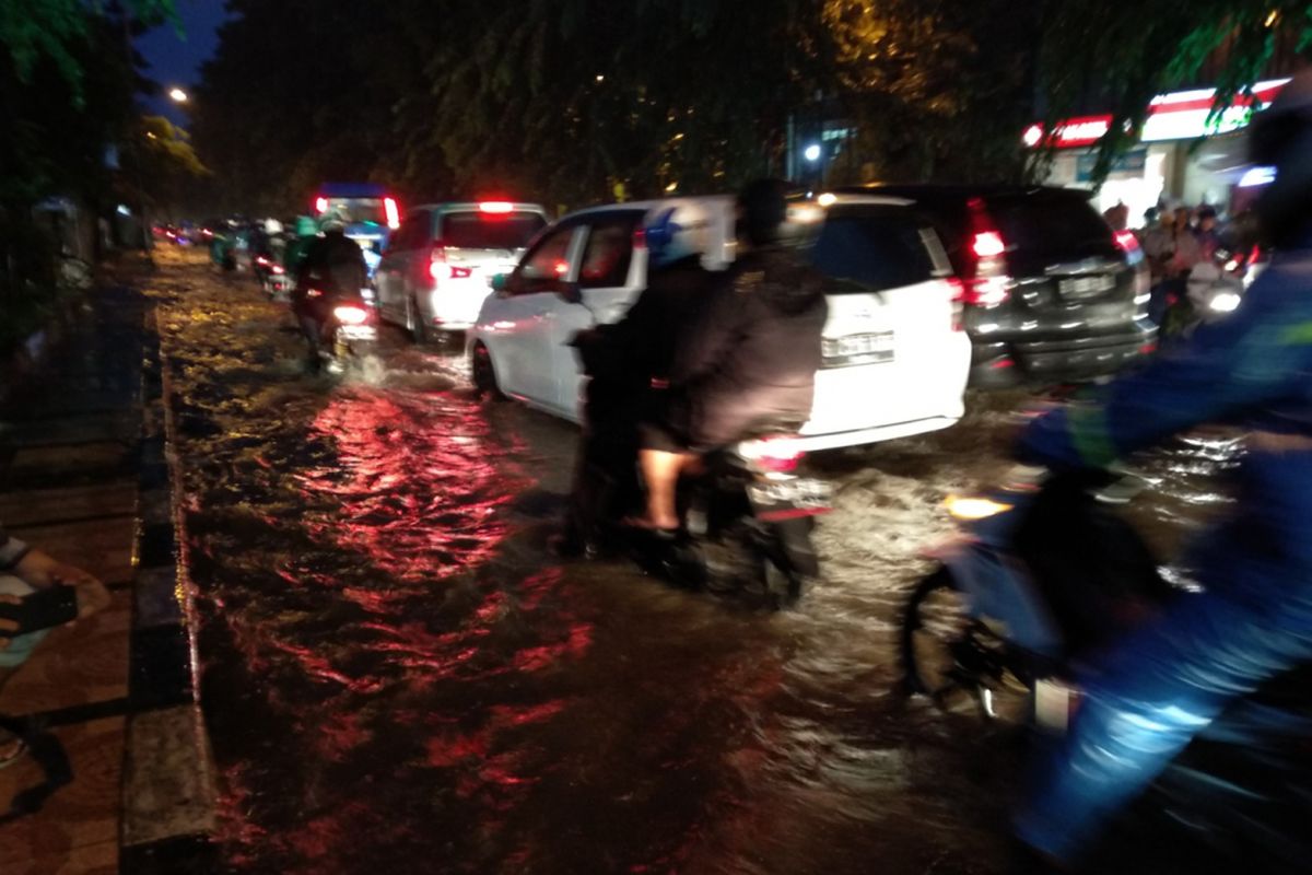 Kondisi jalan Ir H Juanda Bekasi, Rabu (7/3/2018) setelah hujan lebat yang mengguyur sejak sore hari