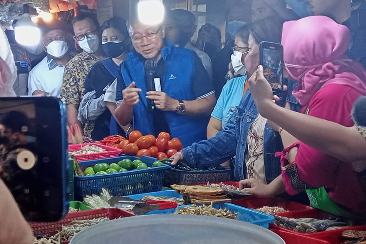 Mendag Zulkifli Hasan saat mengunjungi pasar Tomang, Jakarta Barat, Kamis (18/8/2022).