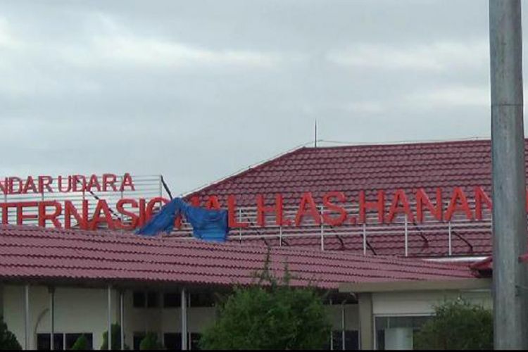 Bandara internasional Hanandjoedin di Kabupaten Belitung, Kepulauan Bangka Belitung.