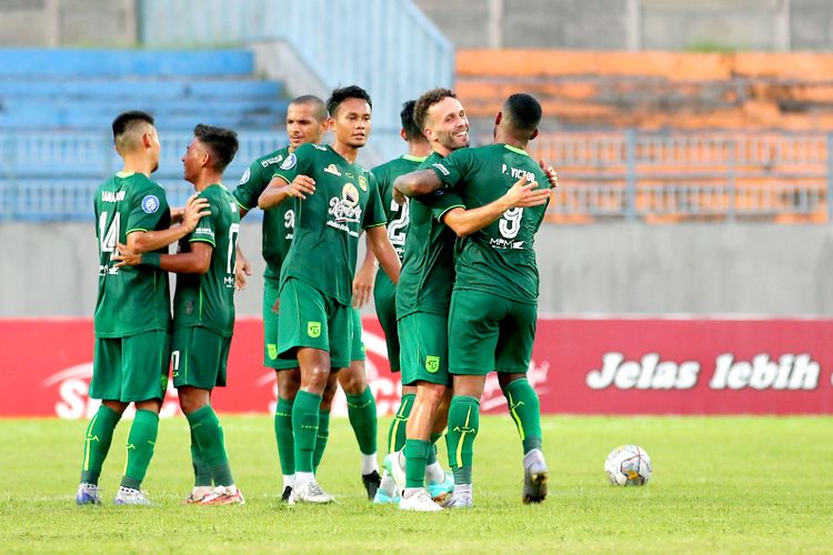 Pemain Persebaya Surabaya berpelukan seusai pertandingan pekan ke-20 Liga 1 2022-2023 melawan Bhayangkara FC yang berakhir dengan skor 2-1 di Stadion Gelora Joko Samudro Gresik, Senin (23/1/2023) sore. Terkini, Persebaya akan melawan Dewa United dalam pekan terakhir Liga 1 2022-2023. Laga Persebaya vs Dewa United dijadwalkan berlangsung di Stadion Gelora Joko Samudro, Gresik, Jawa Timur, Sabtu (15/4/2023) malam WIB.