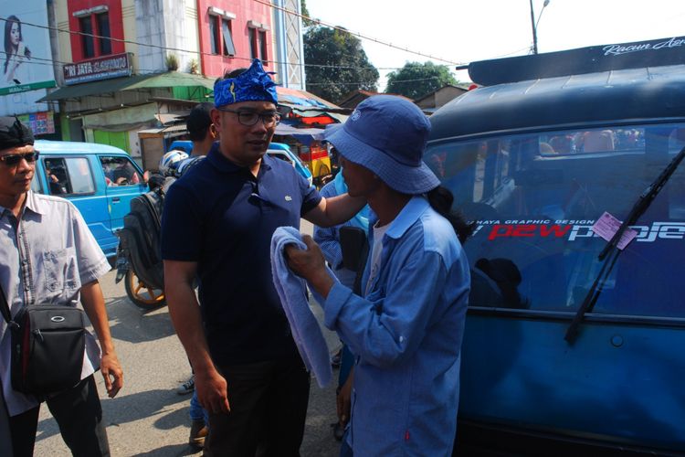 Bakal Calon Gubernur Jawa Barat Ridwan Kamil saat berdialog dengan salah satu sopir angkutan perkotaan (angkot) di Pasar Parung, Kabupaten Bogor, Sabtu (7/10/2017).