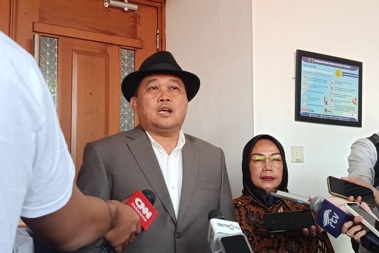 Pengacara Boyamin Saiman dan Tati Suryati, Penggugat Menteri ESDM Bahlil Lahadalia terkait kelangkaan BBM di SPBU Swasta saat memberikan keterangan di Pengadilan Negeri Jakarta Pusat, Rabu (8/10/2025).