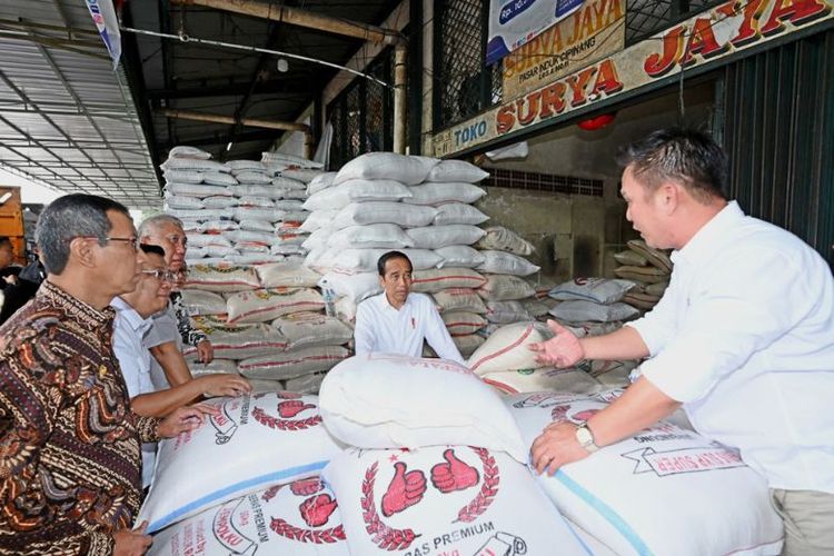 Perusahaan Umum (Perum) Badan Urusan Logistik (Bulog) telah menggelontorkan beras SPHP ke Pasar Induk Beras Cipinang dengan volume besar. Presiden Jokowi mengimbau masyarakat agar tidak khawatir kesulitan mencari beras dengan kualitas baik dan harga terjangkau. 