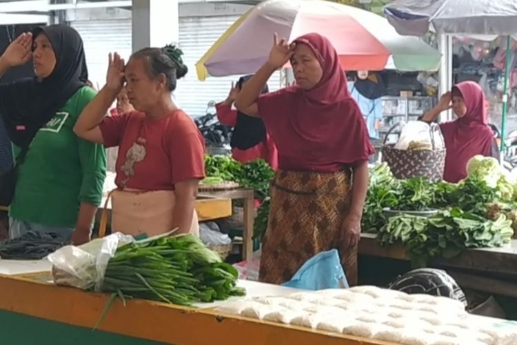 Pedagang di Pasar Rejowinangun, Magelang melakukan upacara bendera, Senin (4/3/2024).