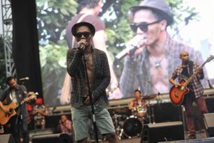 Kelompok musik Slank tampil pada rangkaian Deklarasi Revolusi Harmoni untuk Revolusi Mental di Parkir Timur Senayan, Jakarta, Rabu (11/6/2014). Deklarasi untuk mendukung pasangan calon presiden-wakil presiden Joko Widodo-Jusuf Kalla.
