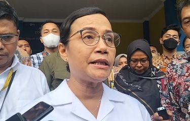 Menteri Keuangan Sri Mulyani setelah mendampingi Presiden Jokowi melakukan peninjauan di KPP Pratama Solo, Kamis (9/3/2023).