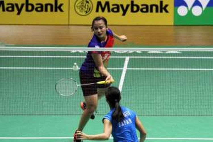 Pebulu tangkis tunggal putri Indonesia, Hanna Ramadini, bertanding melawan pemain Jepang, Nozomi Okuhara, pada babak kedua Malaysia Masters, Kamis (15/1/2015). Hanna kalah 17-21, 14-21.