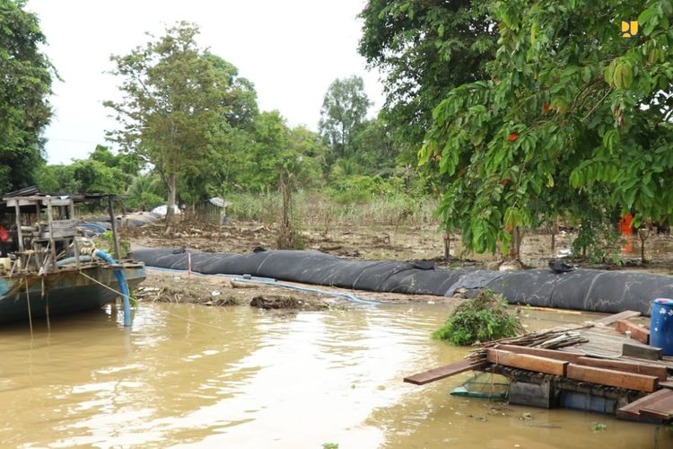 Pembuatan geobag di sekitar Sungai untuk penanganan jangka pendek banjir di Kabupaten Sintang, Provinsi Kalimantan Barat (Kalbar).