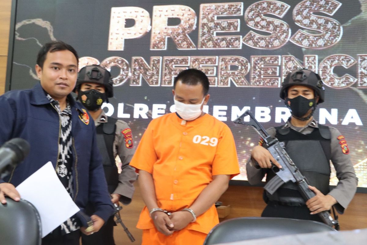 Tersangka residivis kasus pencabulan anak di Jembrana, ditangkap polisi, Jumat (1/7/2022).