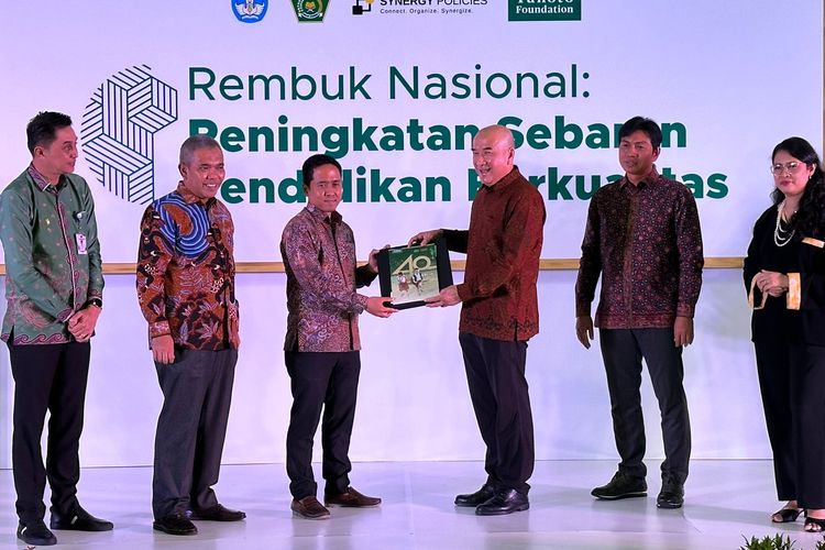 Penyerahan Dokumen Aspirasi oleh perwakilah daerah (Bupati) didampingi oleh CEO Global Tanoto Foundation dan Direktur Utama Synergy Policies, kepada Kepala BSKAP, Anindito Aditomo, di Auditorium Kemendikbudristek, Jakarta, Rabu (14/12/2022).