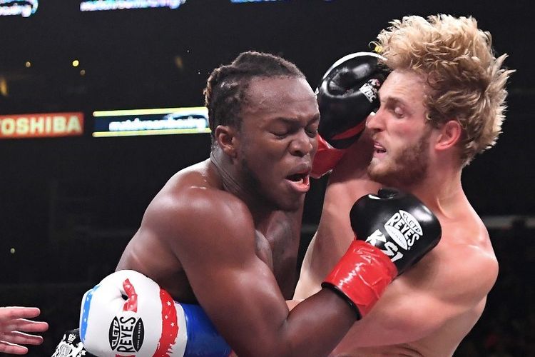 Logan Paul (kanan) bertarung dengan KSI di Staples Centre, 9 November 2019.  