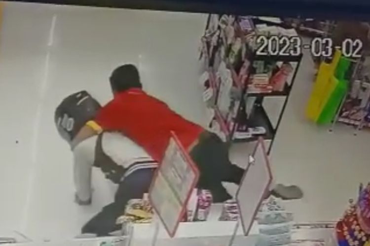 Tangkapan layar video CCTV menampilkan karyawan Alfamart berbaju merah di Kabupaten Brebes, Jawa Tengah berduel dengan perampok, Kamis (2/3/2023)