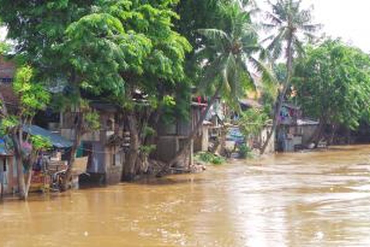 Air Sungai Ciliwung di permukiman Kampung Pulo, Kelurahan Kampung Melayu, Jakarta Timur, sempat meninggi pada Selasa (15/10/2013) subuh.