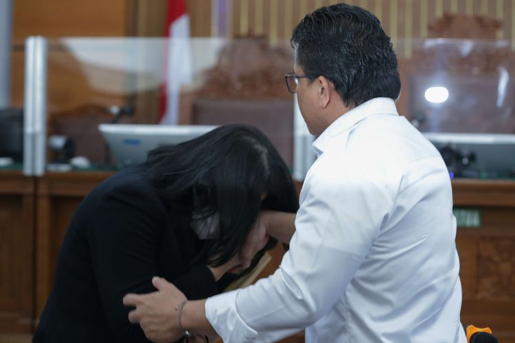 Terdakwa kasus pembunuhan berencana Brigadir J, Putri Candrawathi mencium tangan suaminya Ferdy Sambo saat sidang di Pengadilan Negeri (PN) Jakarta Selatan, Selasa (29/11/2022). Sidang kali ini jaksa penuntut umum menghadirkan sembilan orang saksi.