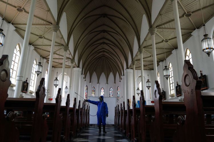 Petugas melakukan penyemprotan disinfektan di Gereja Santa Perawan Maria (Katedral) Bogor, Sabtu (30/5/2020). Pemerintah Kota (Pemkot) Bogor hingga 4 Juni 2020 melakukan penyesuaian kebijakan dari transisi pembatasan sosial berskala besar (PSBB) untuk memasuki fase normal baru.