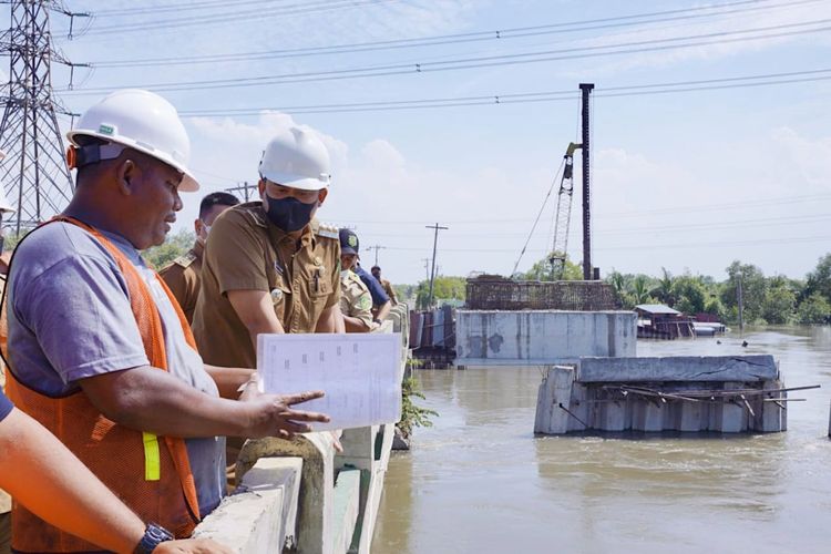 Pembangunan Jembatan Titidua Sicanang di Kecamatan Medanbelawan. Pengerjaannya terus dikebut dan ditargetkan Oktober 2022 selesai. 