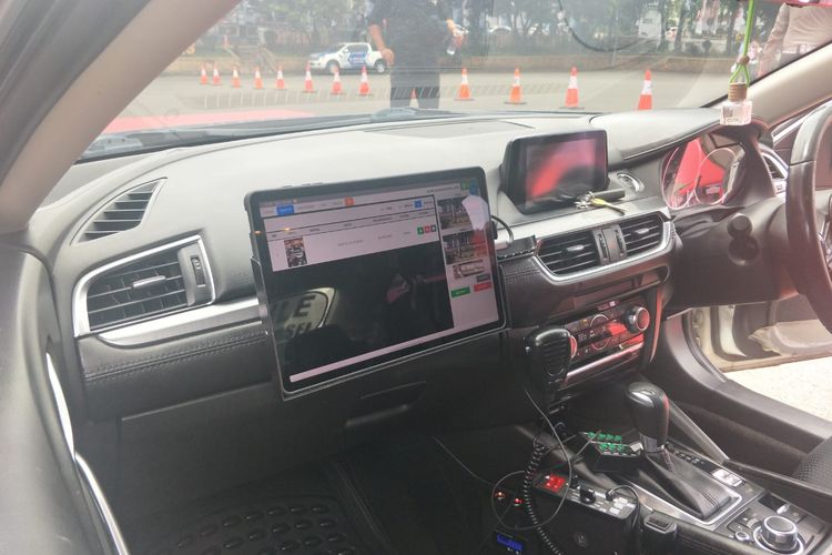 Layar monitor terpasang di dalam mobil patroli polisi lalu lintas yang memiliki kamera E-TLE Mobile, Selasa (13/12/2022). 