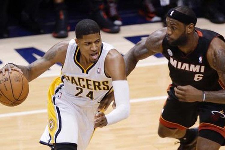 Pebasket Indiana Pacers, Paul George (24), membawa bola mencoba melewati LeBron James (6) dari Miami Heat, pada laga keempat final Wilayah Timur, Selasa (28/5/2013) malam waktu setempat atau Rabu pagi WIB.