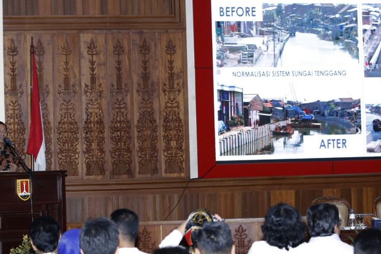 Wali Kota Semarang, Hendar Prihadi menjelaskan program normalisai sungai-sungai pada seminar ?Penanganan Rob dab Banjir di Kota Semarang? di Balaikota.