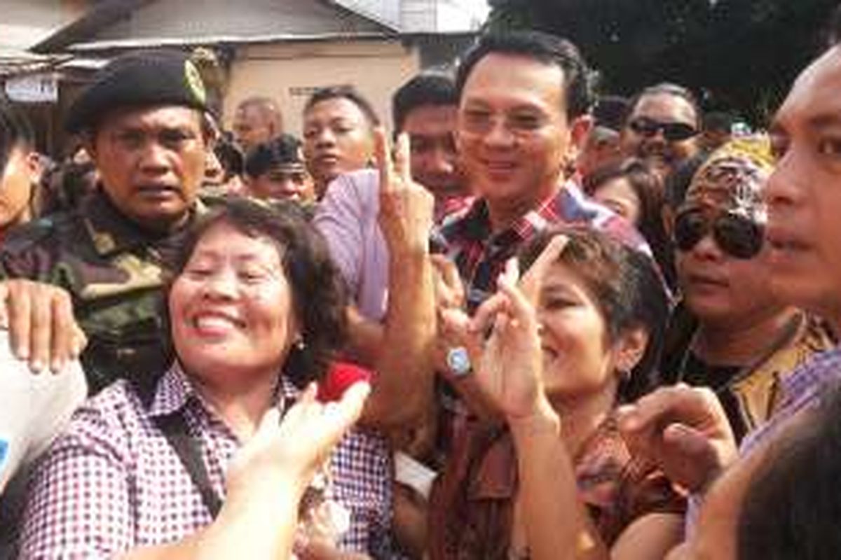 Calon gubernur nomor dua, Basuki Tjahaja Purnama alias Ahok saat kunjungan kampanye ke permukiman warga diJalan Arabika Atas, Pondok Kopi, Duren Sawit, Jakarta Timur, Kamis (17/11/2016) 