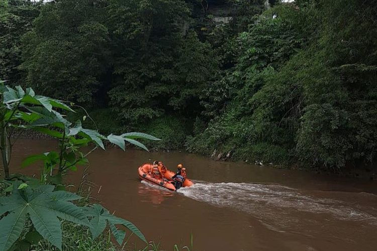 Tim SAR Gabungan menyusuri Sungai Ciliwung di Pejaten Timur, Pasar Minggu, Jakarta Selatan pada Jumat (29/1/2021) siang untuk mencari remaja bernama Haikal Pratama (13) yang hanyut di sungai
