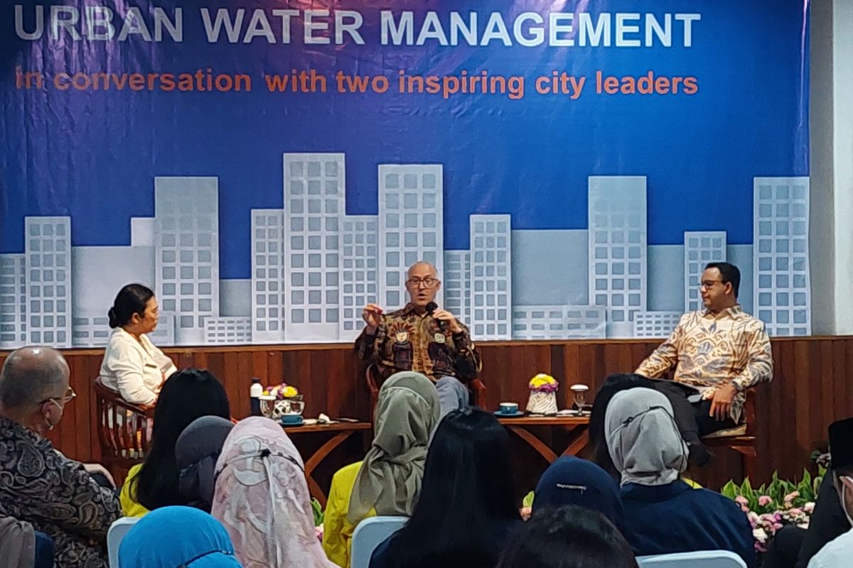 Gubernur DKI Jakarta Anies Baswedan (kanan) dan Wali Kota Rotterdam Ahmed Aboutaleb (tengah) di Museum Bahari, Jakarta Utara, Jumat (2/9/2022).