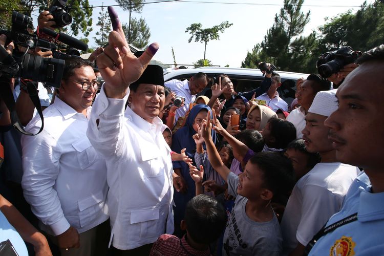 Calon Presiden no urut 02, Prabowo Subianto usai menggunakan hak pilihnya pada Pemilu 2019 di TPS 041, Bojong Koneng, Babakan Madang, Bogor, Jawa Barat, Rabu (17/04/2019).