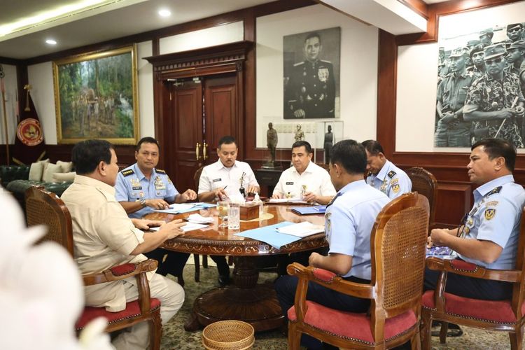 Menteri Pertahanan RI Prabowo Subianto menerima kunjungan Kepala Staf TNI AU (KSAU) Marsekal M Tonny Harjono beserta jajaran di Kantor Kemenhan, Jakarta Pusat, Kamis (2/5/2024).