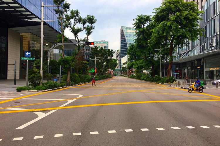 Tidak seperti biasanya yang selalu dipadati kendaraan bermotor, jalan utama Orchard Road terlihat hampir kosong melompong, Sabtu siang (11/4/2020). Kebijakan circuit breaker atau separuh lockdown yang diumumkan pemerintah Singapura efektif mulai Selasa (7/4/2020) membuat tempat-tempat ramai Singapura jauh lebih sepi dari hari-hari biasanya.