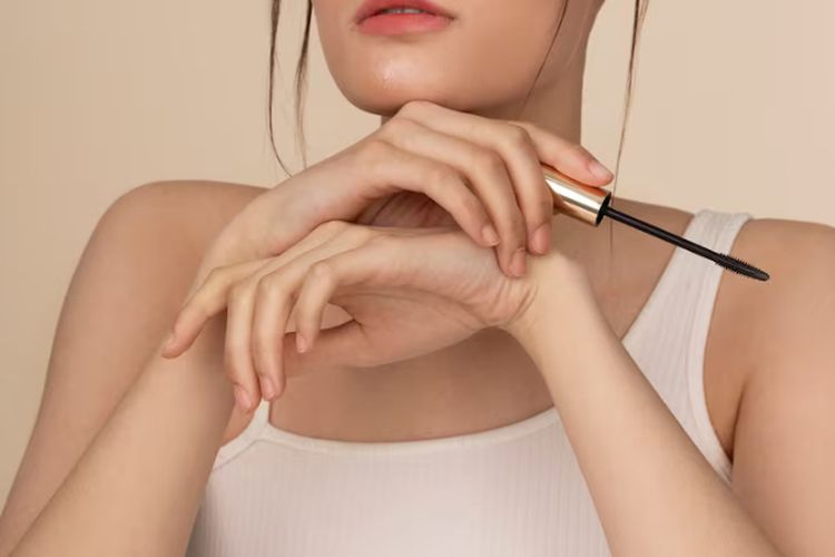 Tren makeup 2025 didominasi tampilan lembut. Dari toasted makeup, bitten lips, hingga ghost lashes, ini rangkaian gaya riasan yang populer.