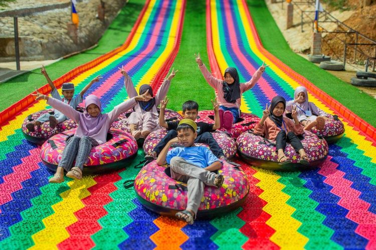 Rainbow slide di Emastri Park Batuah. 