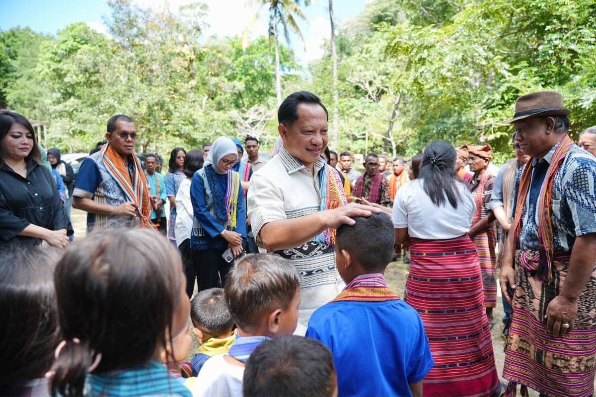 Menteri Dalam Negeri Muhammad Tito Karnavian meninjau Desa Adat Matabesi di Kabupaten Belu, Nusa Tenggara Timur, Minggu (28/6/2026). Dalam kunjungan itu, Tito mengapresiasi pelestarian adat setempat dan mendorong Matabesi dikembangkan sebagai destinasi wisata budaya.