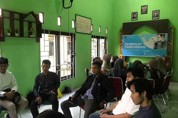 Calon pengantin mengikuti Bimbingan Pra Nikah di Kantor Urusan Agama (KUA) di Kecamatan Ungaran Timur, Kabupaten Semarang, Rabu (1/10/2025). (Fatah Akrom/KOMPAS.com)