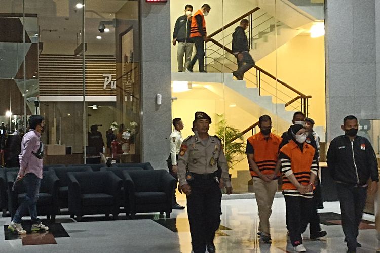 Bupati Kepulauan Meranti, Riau, Muhammad Adil mengenakan rompi oranye tahanan Komisi Pemberantasan Korupsi (KPK) usia menjalani pemeriksaan di lantai 2 gedung Merah Putih, Jumat (7/4/2203).